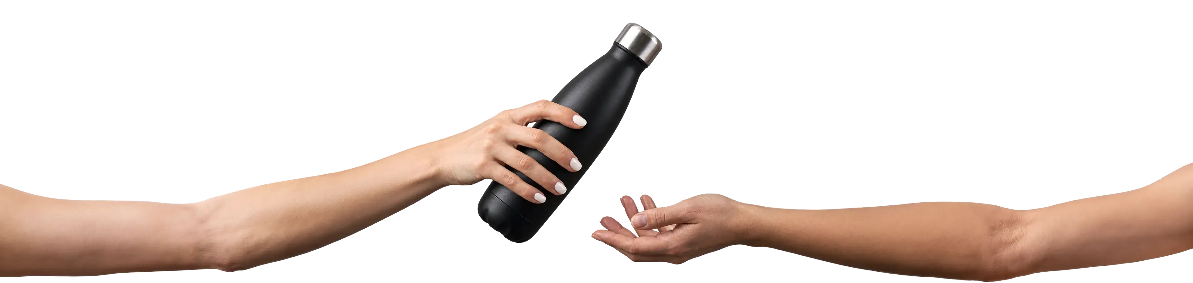 Tangan menyerahkan tumbler MIU ke tangan lain
