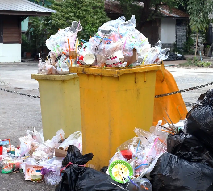 Tempat sampah penuh sampah plastik